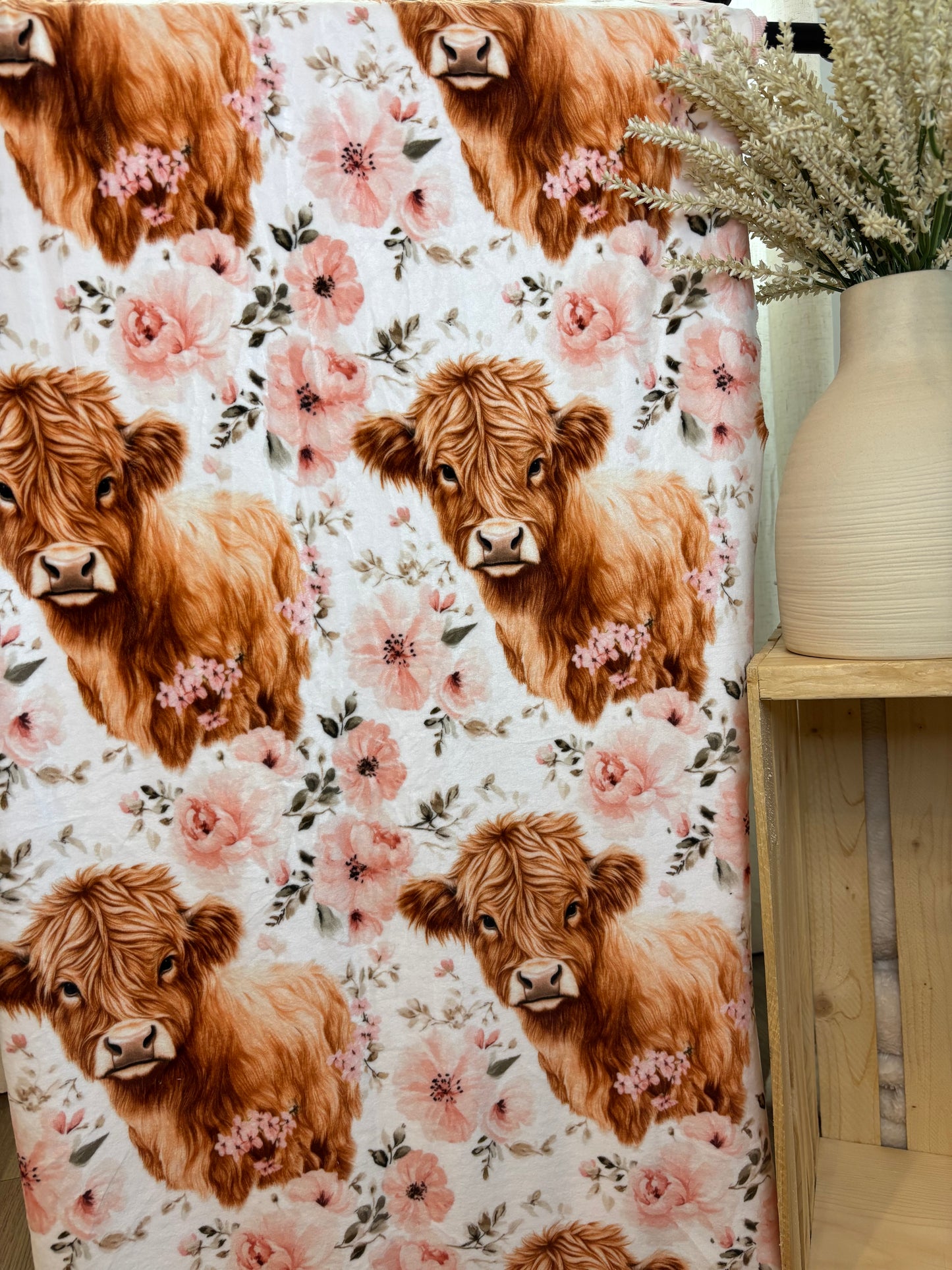 Couverture adultes en squish vache highland fleurs aquarelle